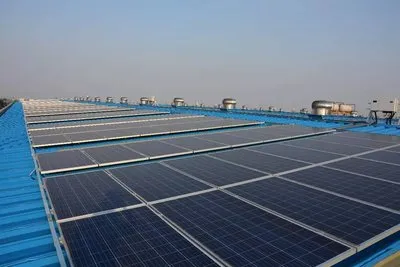 4 fotovoltinės energijos gamybos pramoniniuose ir komerciniuose stoguose pran...